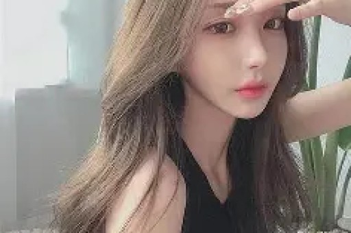 女星超大牌排场惹热议与男助理亲密举动引全网吵翻