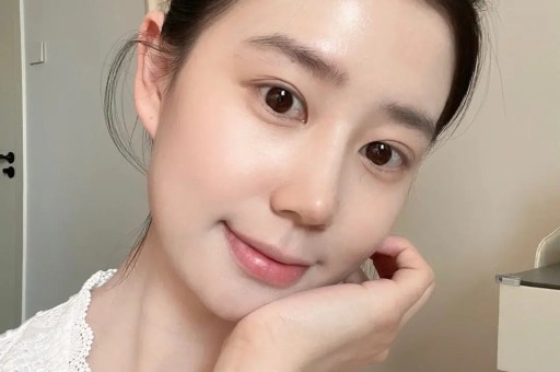 大衣哥朱之文中途罢演引发热议。他在景区登台表演到一半骤然停演并非设备故障而是难以忍受现场高温无法继续演出